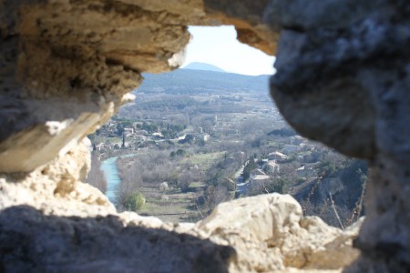 La vue qu'on découvrit en apercevant un trou dans le mur